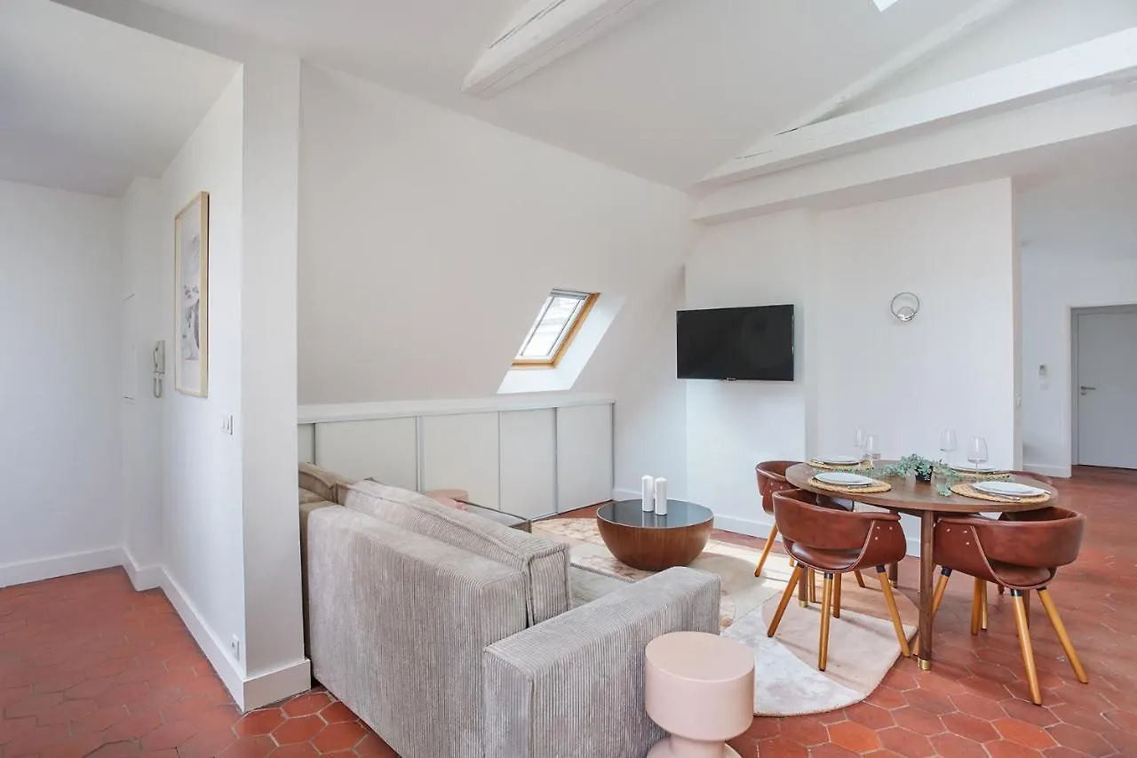 Апартаменты Apartement Montaigne George V By Studio Prestige Париж Франция