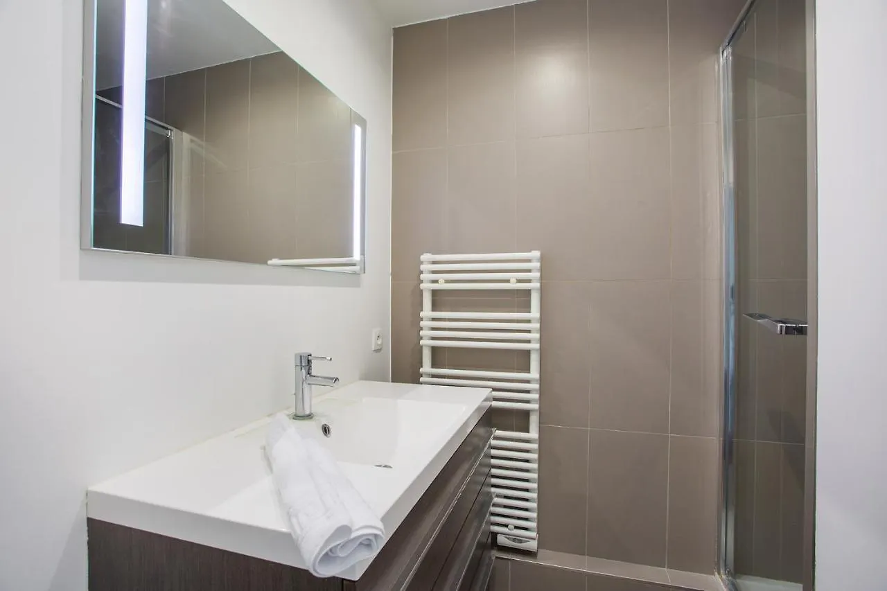 Apartament Apartement Montaigne George V By Studio Prestige Paryż